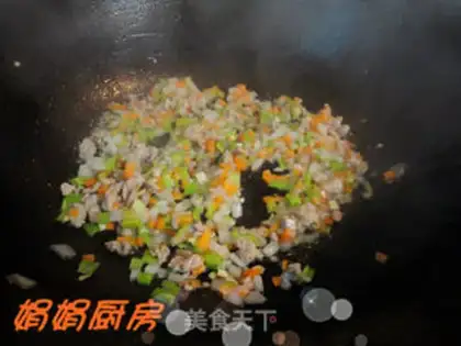 Make Pastoral diced pork fried rice step 4
