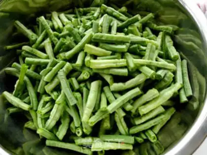 Make stir-fried tender beans in sauce step 0