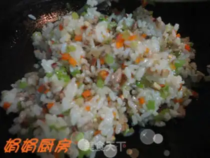 Make Pastoral diced pork fried rice step 5