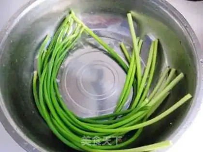 Make Cold shredded garlic sprouts step 0