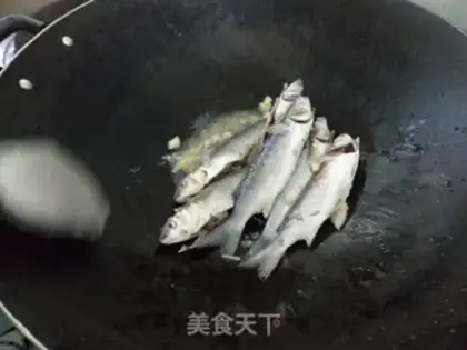 Make braised white fish in salt water step 3
