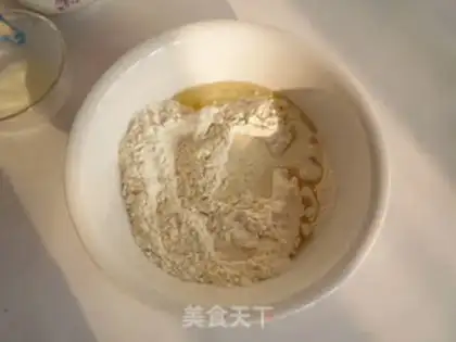 Make Crispy onion oil biscuits step 1