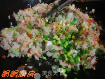 Make Pastoral diced pork fried rice step 6
