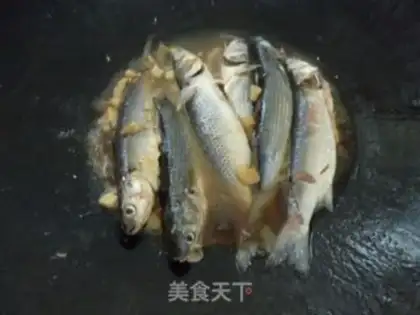 Make braised white fish in salt water step 4
