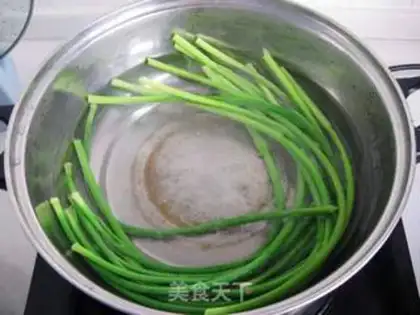 Make Cold shredded garlic sprouts step 1