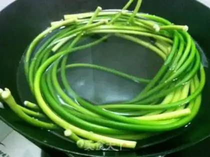 Make Cold garlic sprouts step 0