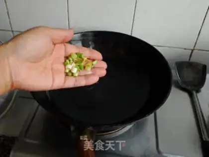 Make stir-fried tender beans in sauce step 2