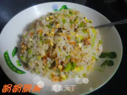 Make Pastoral diced pork fried rice step 7