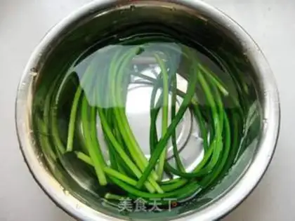 Make Cold shredded garlic sprouts step 2