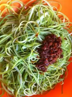 Make Cold garlic sprouts step 1