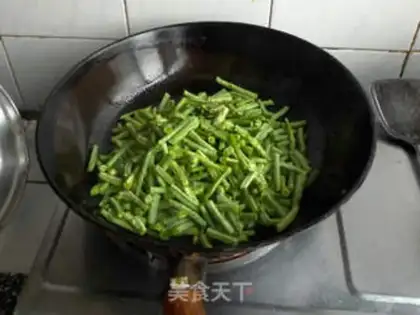 Make stir-fried tender beans in sauce step 3