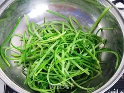 Make Cold shredded garlic sprouts step 3