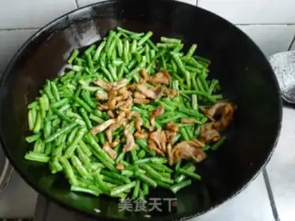 Make stir-fried tender beans in sauce step 4