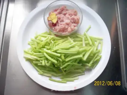 Make stir-fried shredded pork with celery step 1