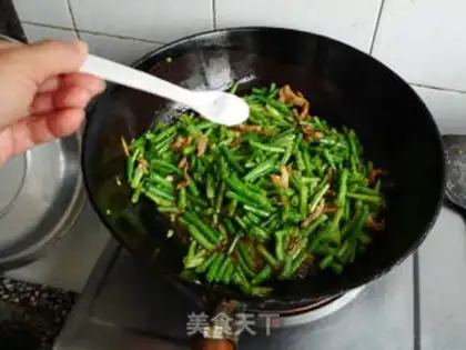 Make stir-fried tender beans in sauce step 7