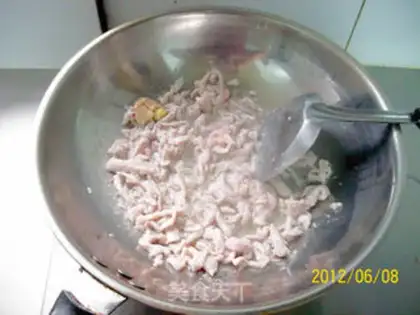Make stir-fried shredded pork with celery step 2