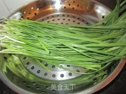 Make chives scrambled eggs step 0