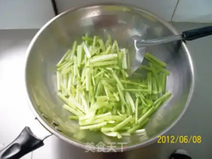 Make stir-fried shredded pork with celery step 3