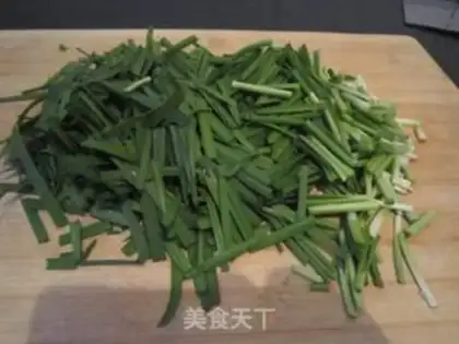 Make chives scrambled eggs step 1