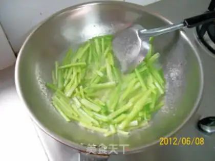 Make stir-fried shredded pork with celery step 4