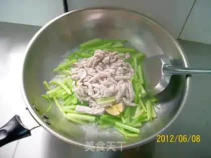 Make stir-fried shredded pork with celery step 5