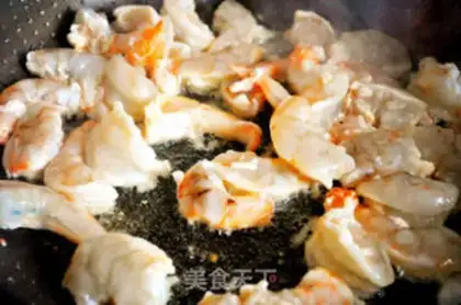 Make shrimp with cashew nuts step 1