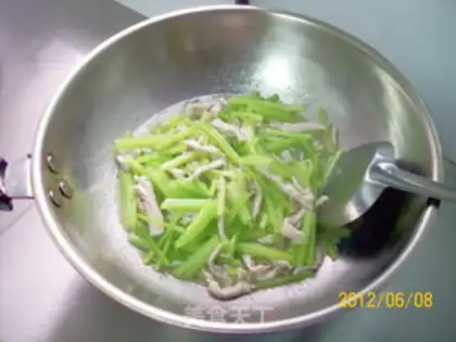 Make stir-fried shredded pork with celery step 6