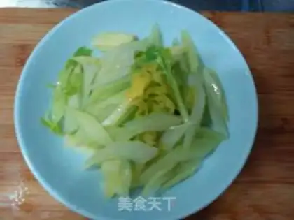 Make stir-fried mushrooms with celery step 0