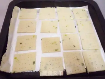 Make Crispy onion oil biscuits step 15