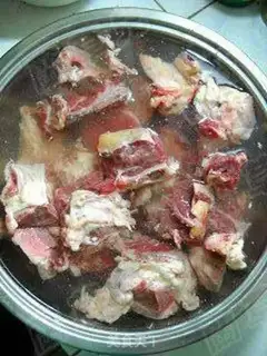 Make Original beef bone hotpot step 3