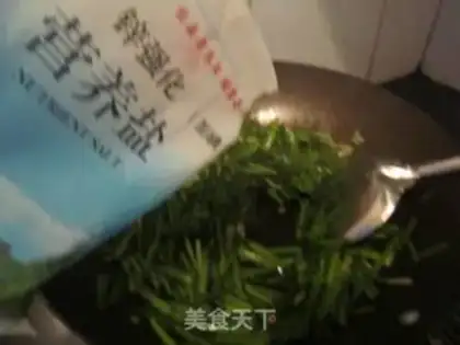 Make chives scrambled eggs step 8