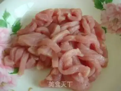 Make stir-fried shredded pork with green beans step 1