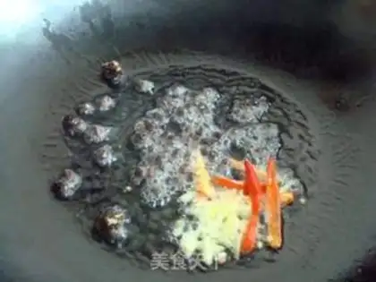 Make stir-fried shredded pork with green beans step 4