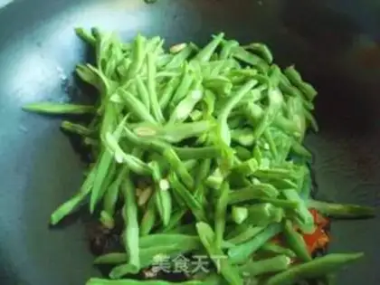 Make stir-fried shredded pork with green beans step 5