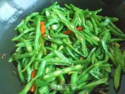 Make stir-fried shredded pork with green beans step 6