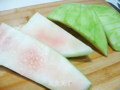 Make stir-fried pork belly with watermelon peel step 1
