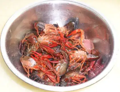 Make spicy crayfish step 1