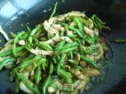 Make stir-fried shredded pork with green beans step 8