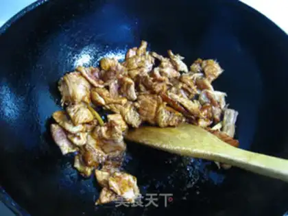 Make stir-fried pork belly with watermelon peel step 4