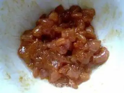 Make stir-fried edamame with minced pork and fragrant dried beans step 1