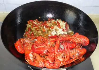 Make spicy crayfish step 5