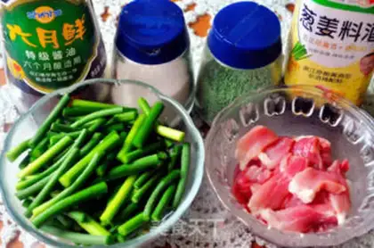Make stir-fried pork with garlic sprouts step 0