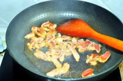 Make stir-fried pork with garlic sprouts step 1
