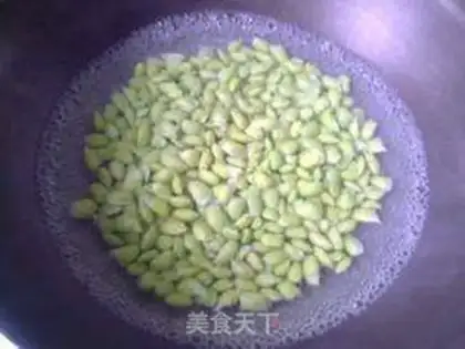 Make stir-fried edamame with minced pork and fragrant dried beans step 3