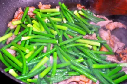 Make stir-fried pork with garlic sprouts step 2