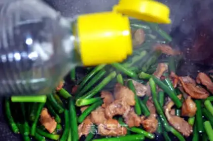 Make stir-fried pork with garlic sprouts step 3