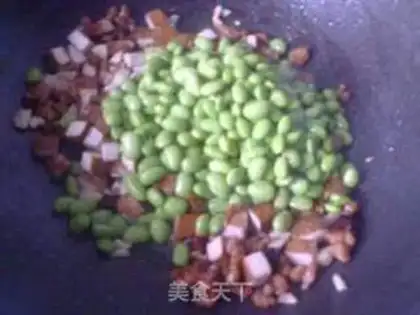 Make stir-fried edamame with minced pork and fragrant dried beans step 6