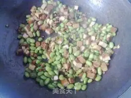 Make stir-fried edamame with minced pork and fragrant dried beans step 7