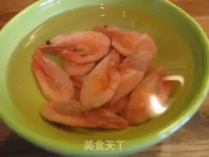 Make Shrimp and cucumber egg cake step 0