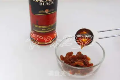 Make Walnut raisin pie step 1
